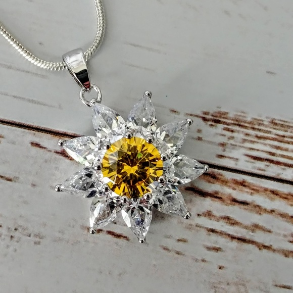 The Girl With Kaleidoscope Eyes Jewelry - Sparkling Daisy Sterling Pendent